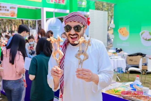 外国网红打卡田源程牛蛙