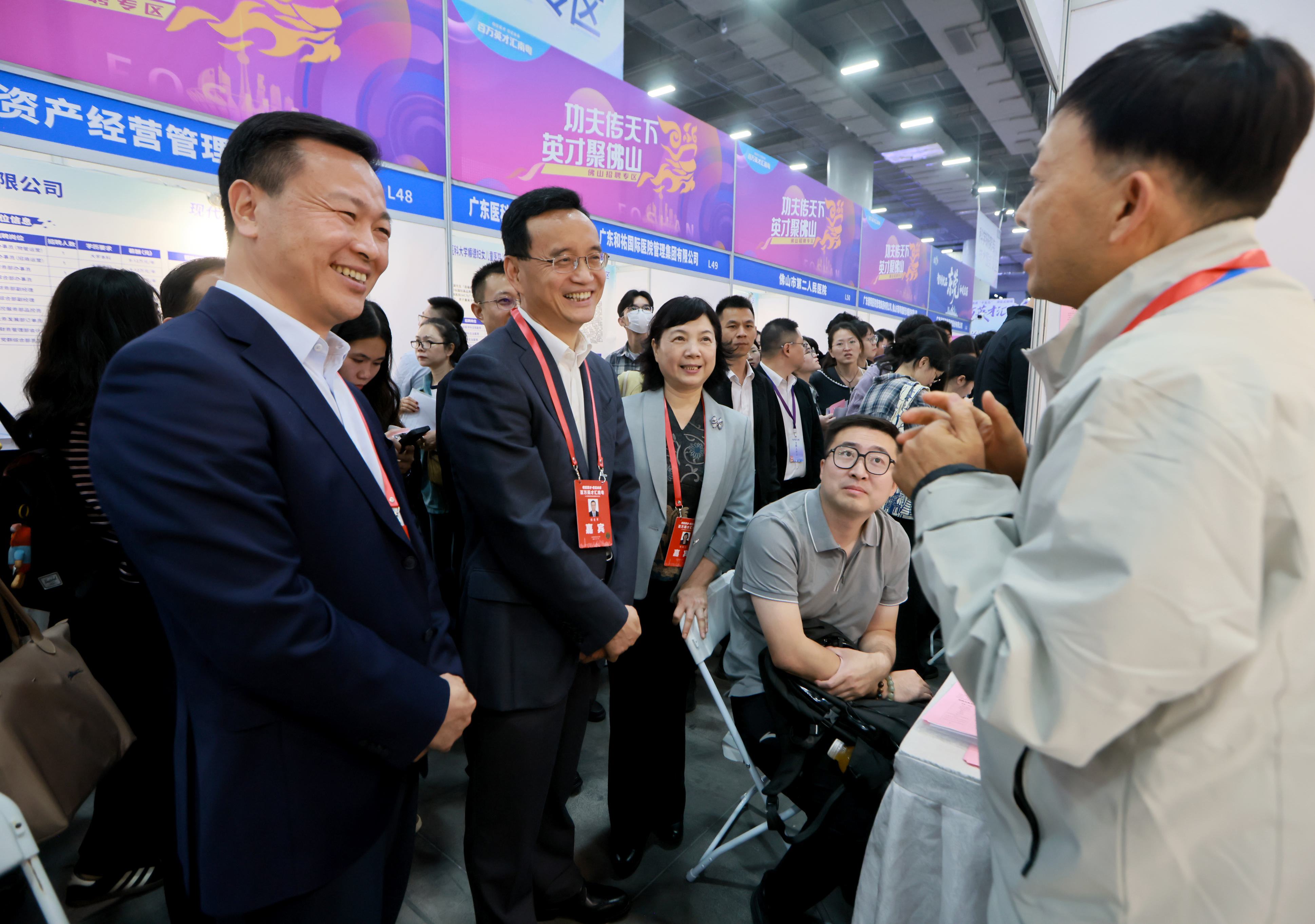 张爱军调研“百万英才汇南粤”招聘会肇庆展区_南方+_南方plus