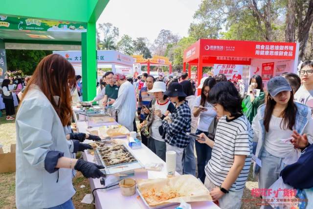 市民排长队品尝田源程牛蛙
