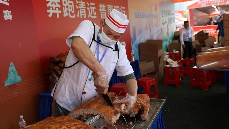 “别人跑马是挑战，清马跑马是赴宴”！清远马拉松完赛美食太豪横了