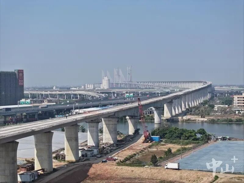 建设中的深江铁路。