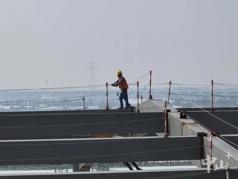 中山西站上的施工人员。