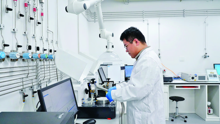 东江核技术应用（广东）有限公司实验室技术人员在做检测。