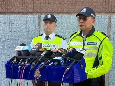 香港九龙湾私家车司机错将油门当刹车，铲上人行道致9人伤