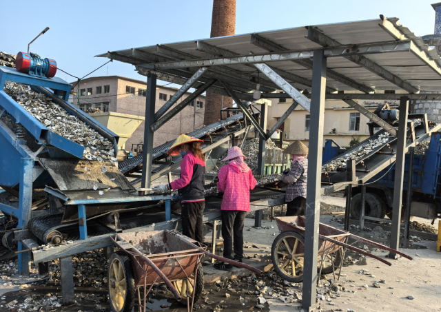 蚝壳加工作业现场