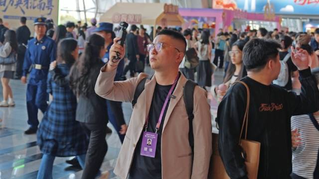 两天涌进17万人，他们找的是什么？｜聊一聊高质量发展