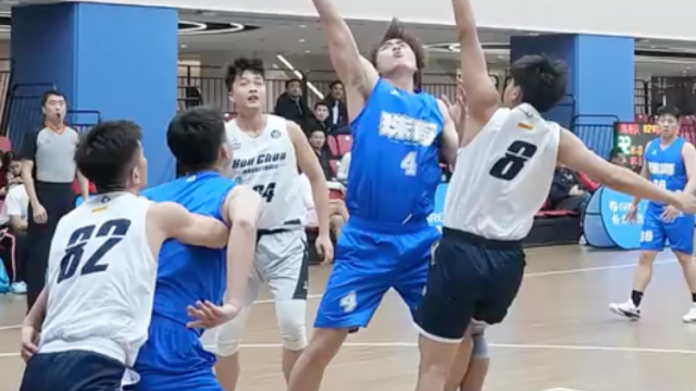澳门篮球队员为珠海队加油