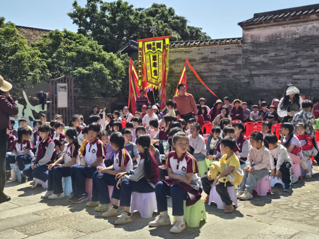 华南农业大学“星光童伴”志愿服务队队员、社会爱心人士、钱岗八一小学学生及家长代表齐聚现场。