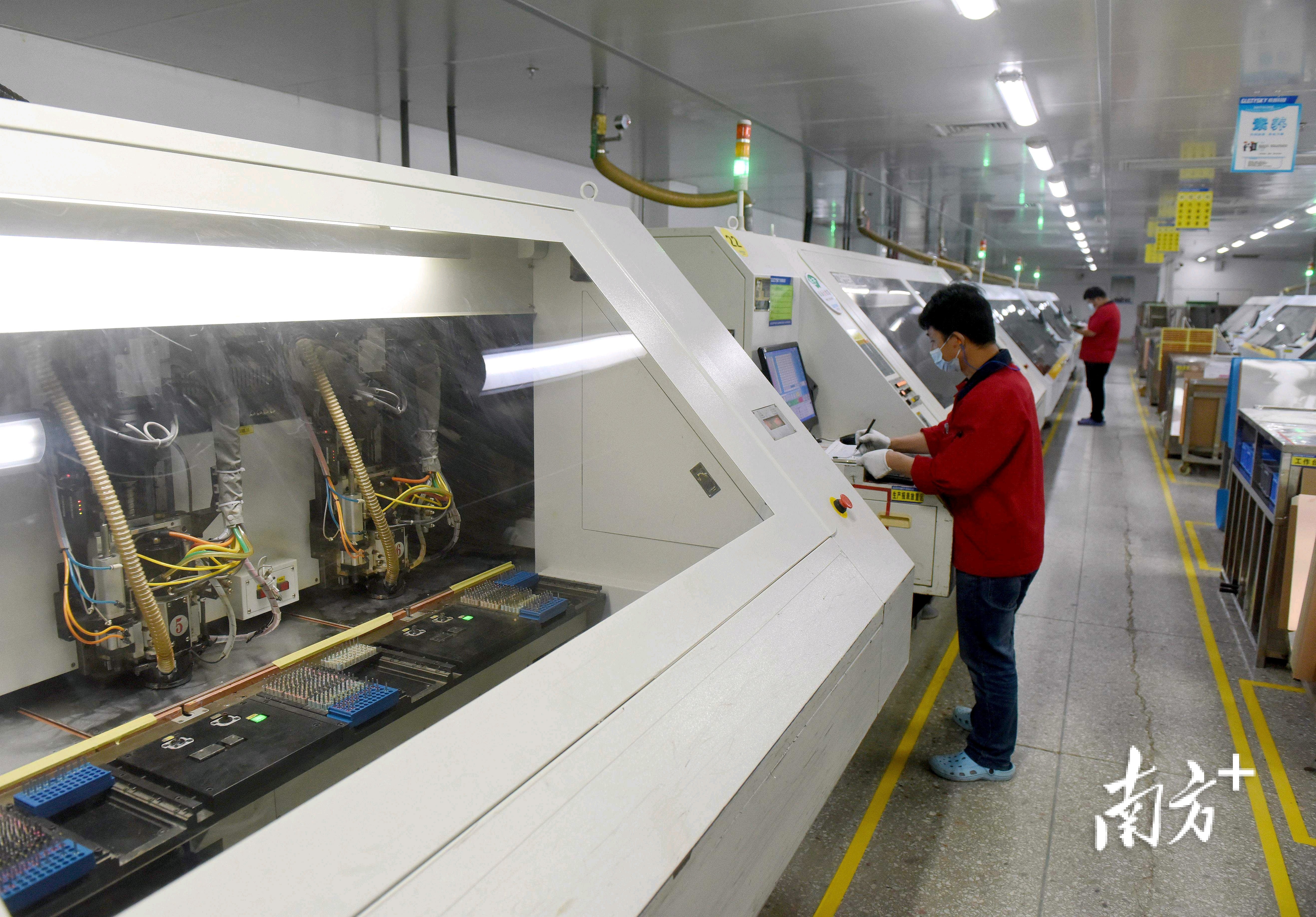 特创电子自动化生产线。 南方+记者 梁维春 摄