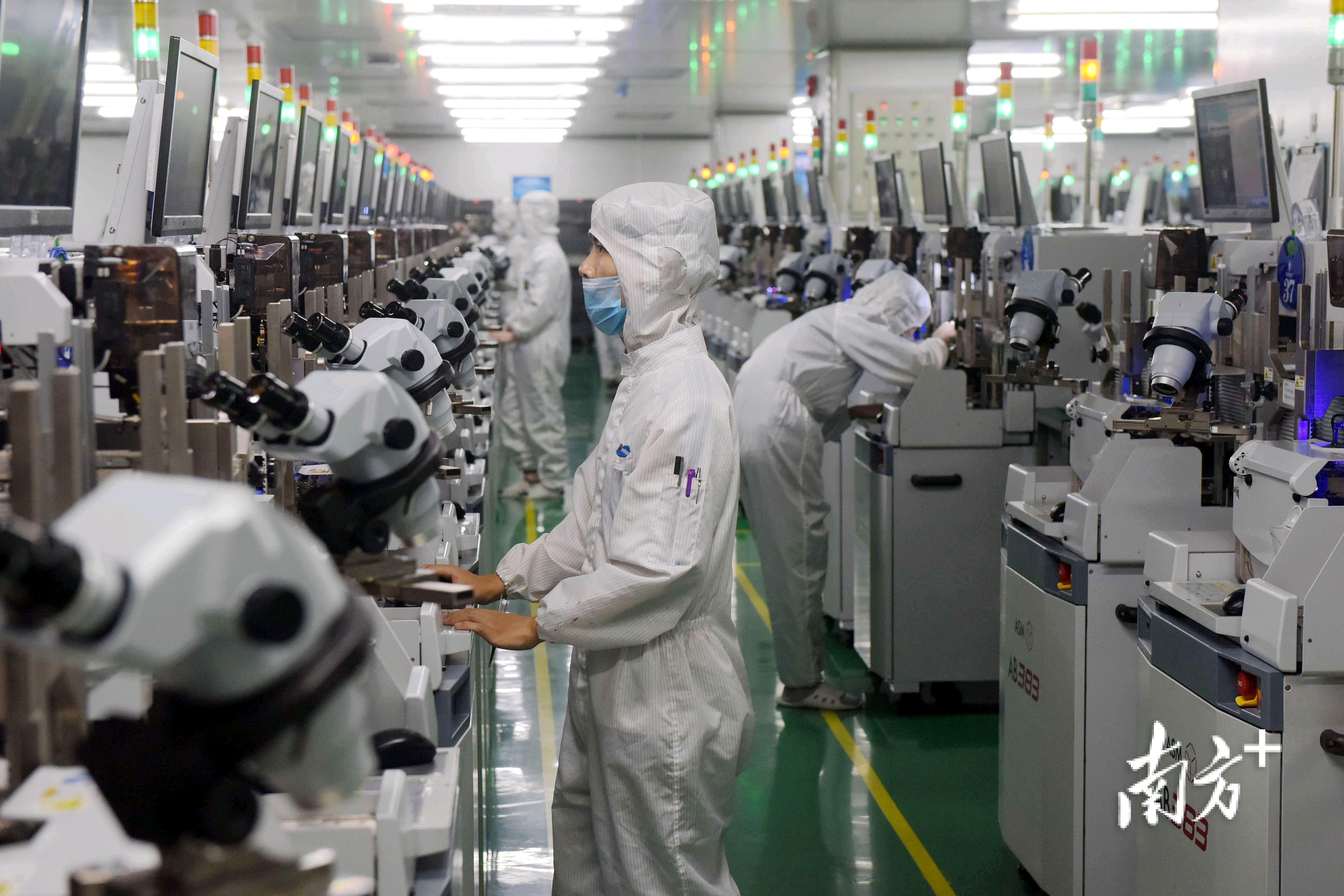 雷曼光电生厂线。 南方+记者梁维春 摄