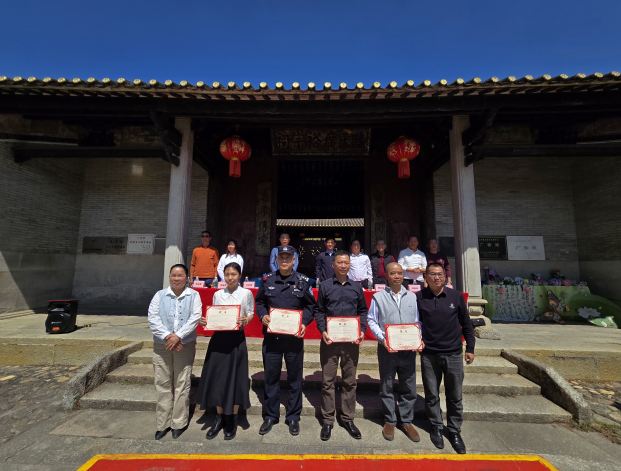 孙雄松与马燕梅为工作站负责人、志愿服务队代表和片区民警颁发聘书，标志着多方协同育人机制正式落地运行。