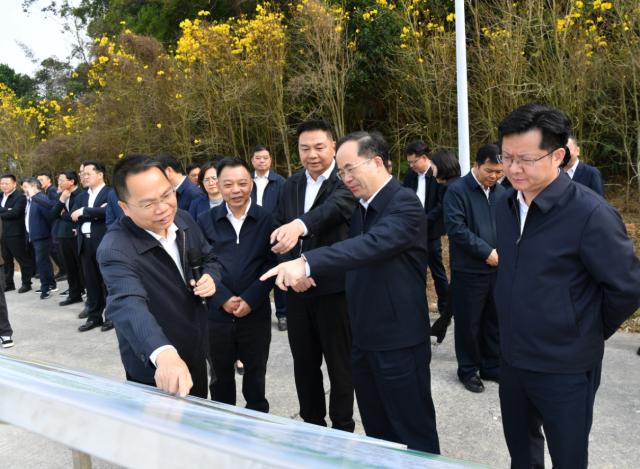 卢荣春一行实地参观了解云浮市机械化春耕生产、特色农业展示以及支农服务活动开展等情况