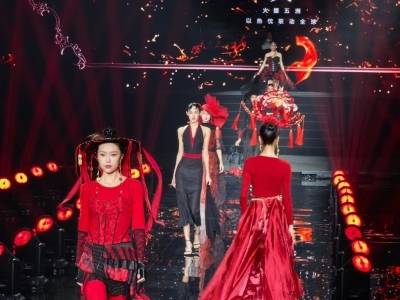 机器人与模特同走T台，潮汕服博会开幕秀时尚科技感拉满！