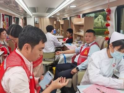 黄花岗街空司社区联合辖区企业开展无偿献血活动