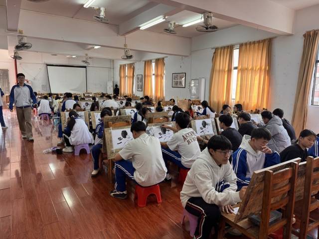 阳西二中学生在上美术课（戴弯弯 摄）