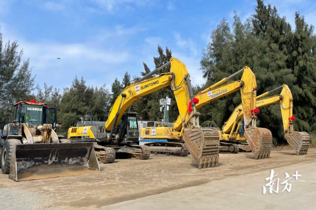 汕头市重大项目开工现场机器轰鸣。南方+ 余丹 拍摄