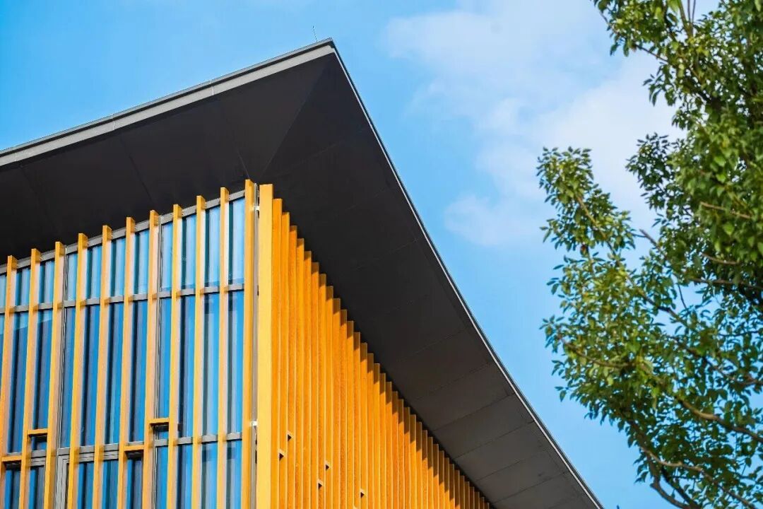 阳光下的仿古木格栅建筑与曲面造型屋顶。图片源自@广东交通集团