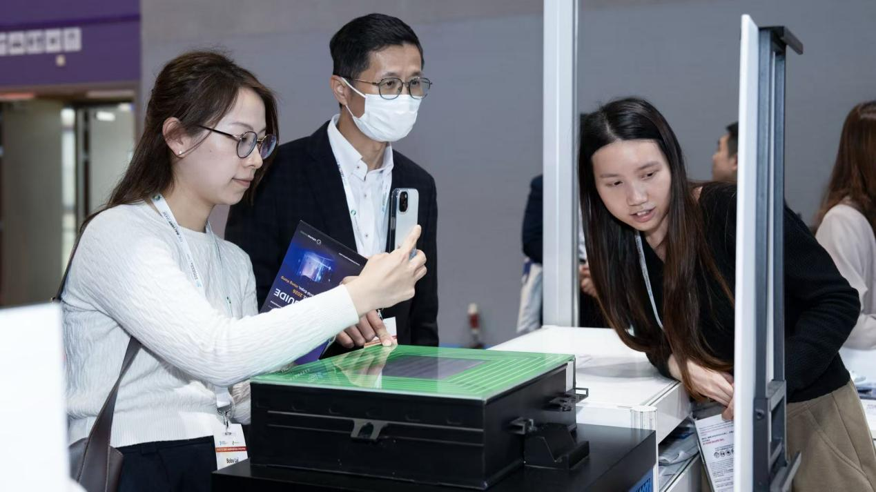 展会观众现场了解APAS展出的各类电池技术方案。 受访者 供图