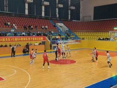 韶关队“以赛代练”备战粤BA，粤湘篮球交流赛77比66力克湘BA衡阳队