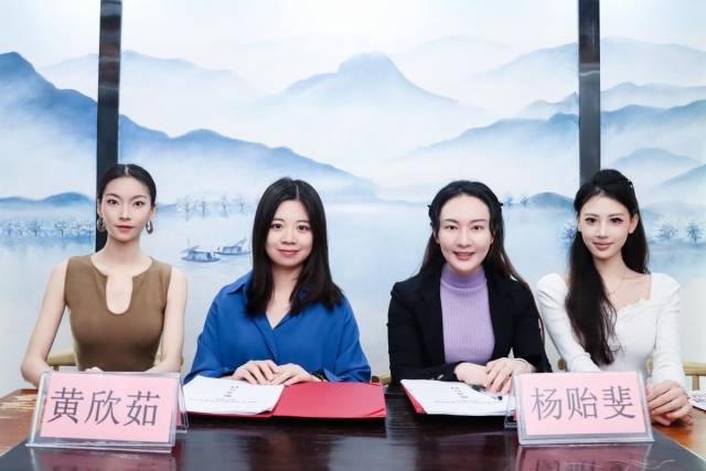 洲洲文化公司与乡村振兴实业公司代表举行签约仪式