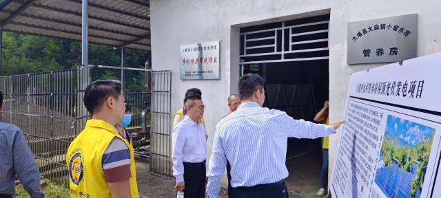 工作队积极筹集多方力量，推进光伏发电项目，促进村集体增收。