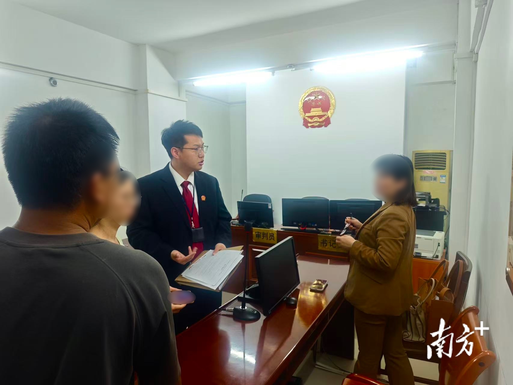 法院执行干警通过温情执行,帮助单亲妈妈追回“救命钱”。