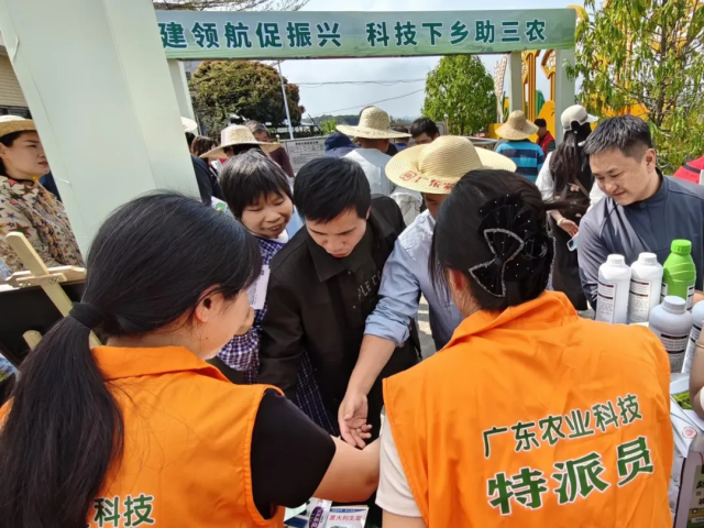 现场派发技术宣传资料和种子农药等农资到群众手中