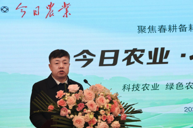 山西科技新闻出版传媒集团总经理、今日农业杂志社社长栗争荣主持会议