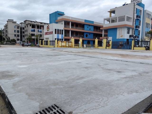 针对大麻镇中心幼儿园门前道路泥泞难行的问题，工作队筹措资金对道路进行硬底化提升。