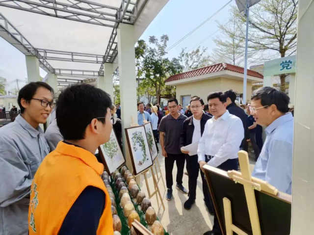 惠州市副市长段致辉一行到惠州市农业农村综合服务中心展位参观指导