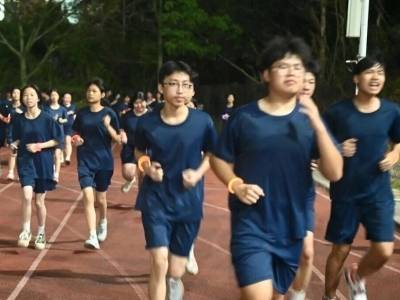 荧光闪耀雷锋月，清远德圣职校这场夜跑让青春与志愿精神同行