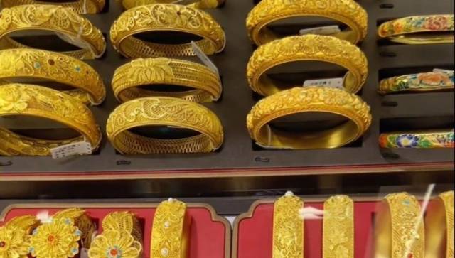 现货黄金白银暴跌，一觉醒来黄金挂坠亏了2000元