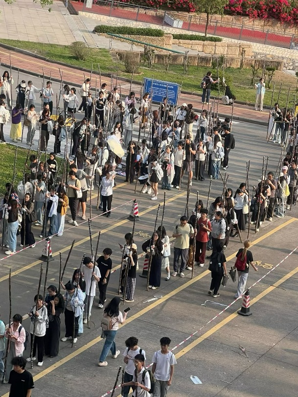 广州大学生排队领甘蔗。（图片来源于网络）