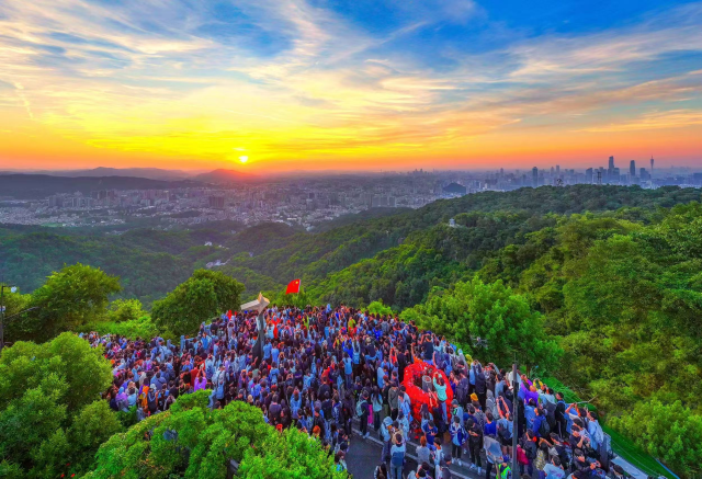 广州市白云山绿美点迎来众多游客