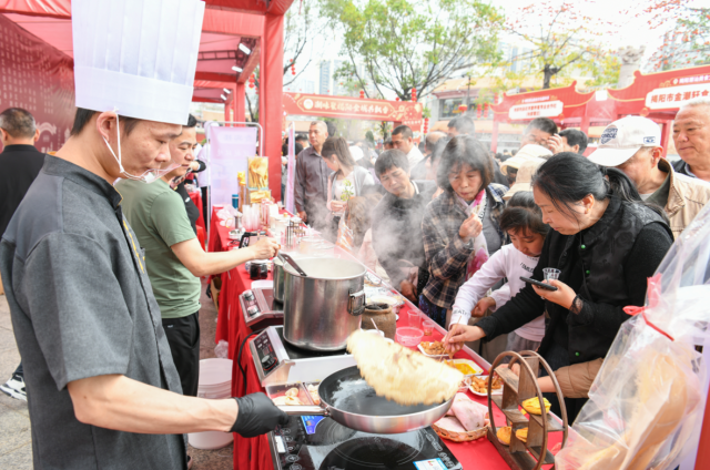现场充满烟火气的美食展位