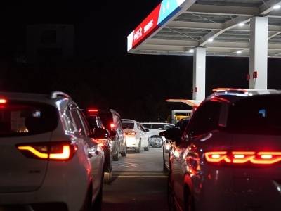 今晚24时国内油价调整，市民周末提前排队加油