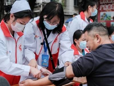 清远德圣职校“医守护”活动传温暖，点亮学雷锋