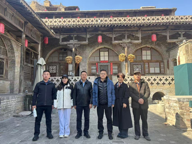 调研团一行考察张家塔村传统村落保护与开发情况。