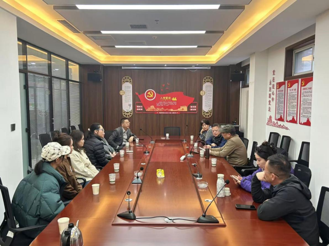 调研团一行在蒲谷香农业科技有限公司与负责人座谈交流。