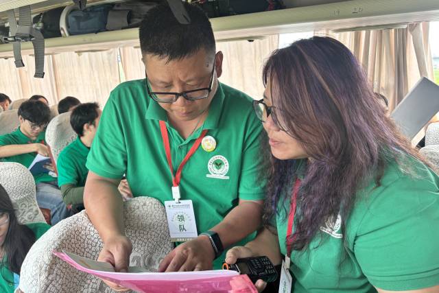 志愿者车上熟悉学生核查资料