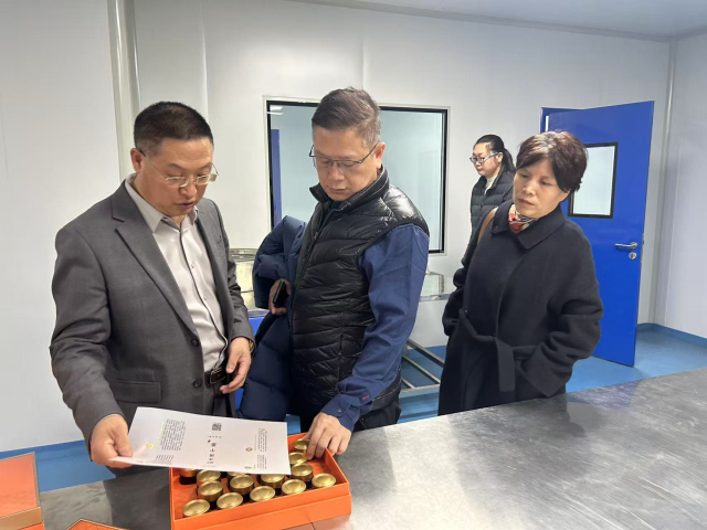 调研团一行参观蒲谷香黑午茶生产车间。