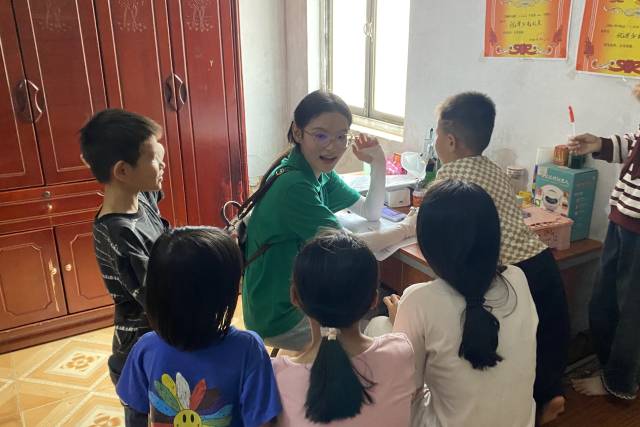 志愿者认真填写家访核查表