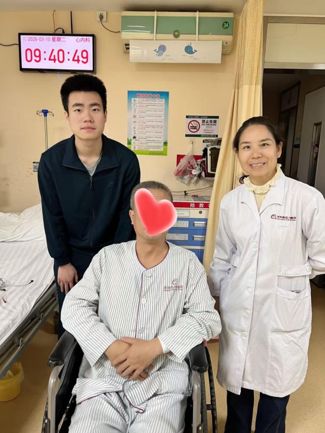 曹佑廷（左）、李艳凤（右）与患者刘先生合影。