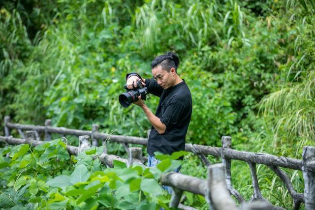 唐羽回到家乡阳春拍摄当地的风土人情。