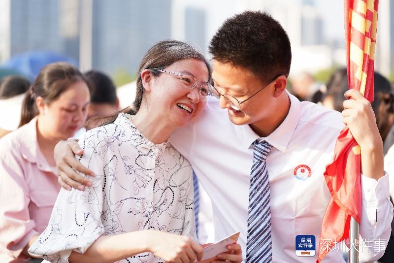 一人一本宪法跨入十八岁 深圳宝安中学这场成人礼意义深远_南方+_南方plus