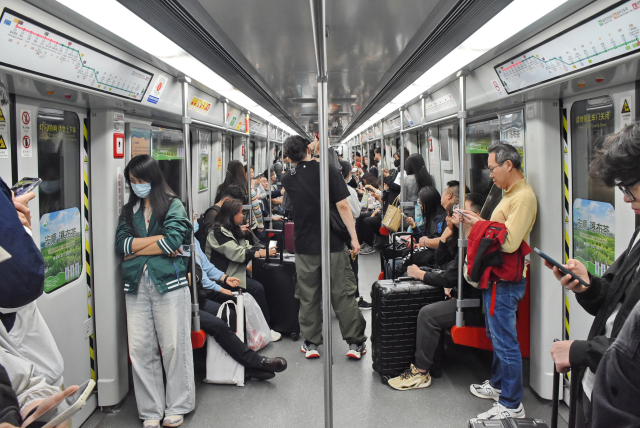 日均客流145万人次的地铁2号线，安顺瀑布茶直接触达周边商圈及消费群体。