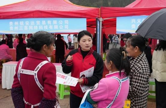 在兴义市木陇街道举行的专场招聘会上，用工单位为求职者讲解用工需求情况。