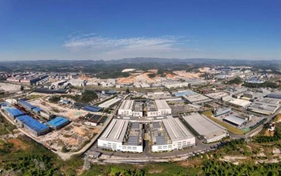 贵州大龙经济开发区北部工业园区。依托粤黔协作“4+”合作模式，大龙开发区五年间规上工业总产值从115亿元跃升至272亿元，三元前驱体全球市场占有率达26%。