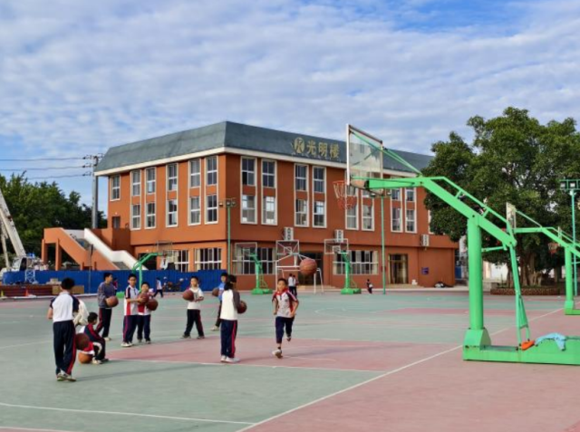 国信证券股份有限公司捐赠实施的田阳区第九小学篮球场翻新改造项目。