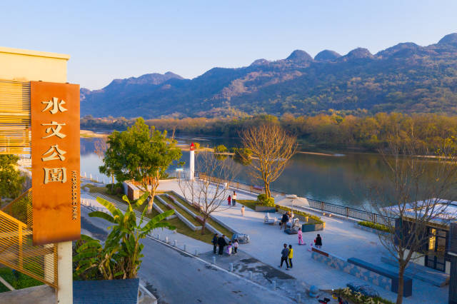 昔日的荒废货运码头被打造成青莲镇水文公园，成为青莲镇最热闹的地方
